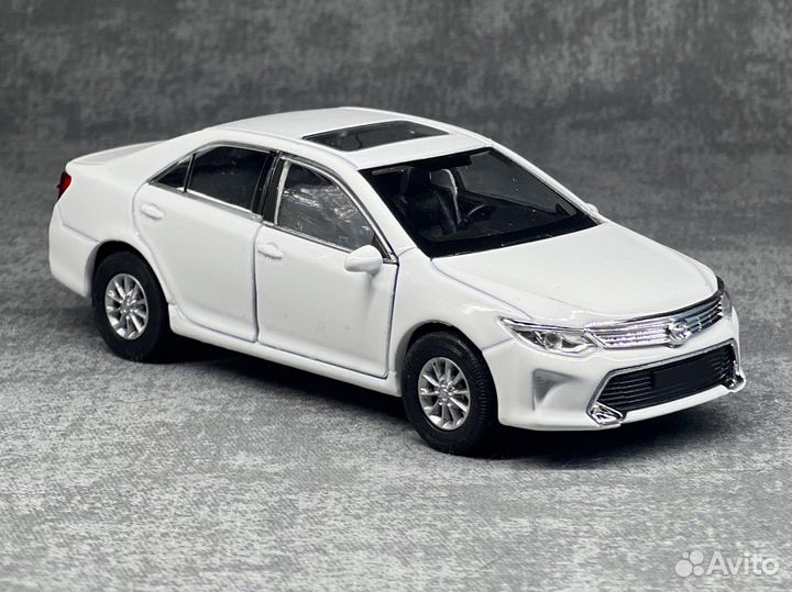 Модель toyota camry white 1/36 welly