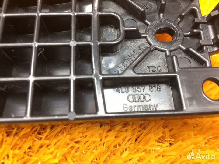 Направляющая ремня безопасности правая Audi Q7 4LB