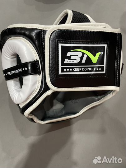 Боксерские перчатки и шлем