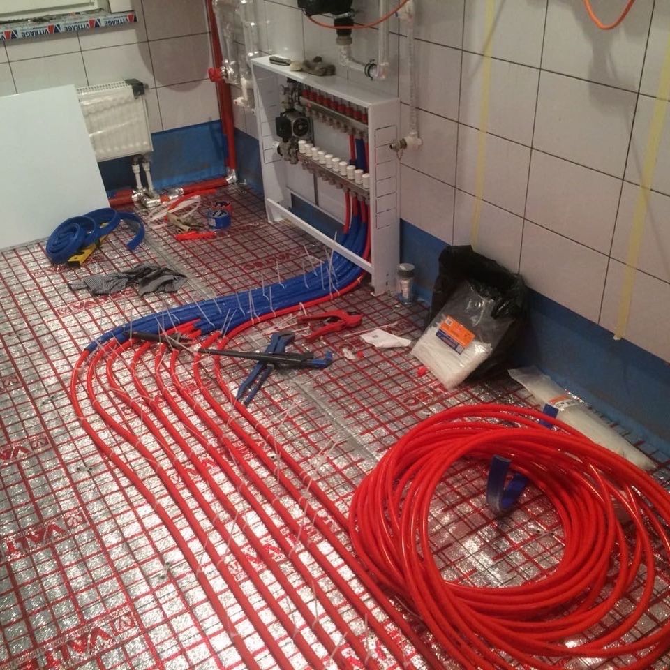 Отопление в сип панельном доме. Водяной теплый пол в доме из сип панелей. Электрический теплый пол в доме из сип. Водяной тёплый пол на деревянный. Система отопления в сип домах.