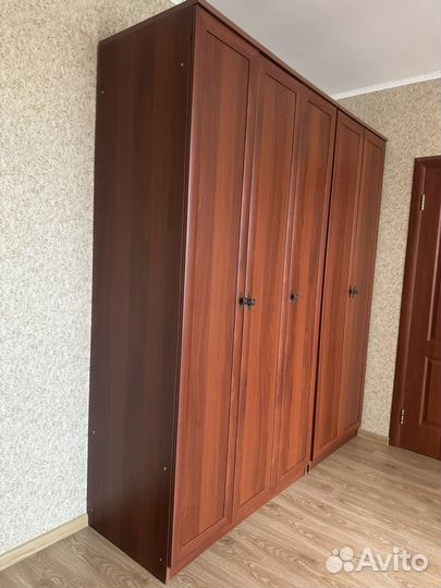 Шкаф трехдверный