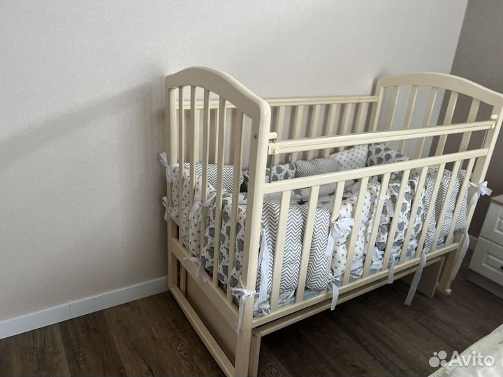 Детская кроватка с маятником