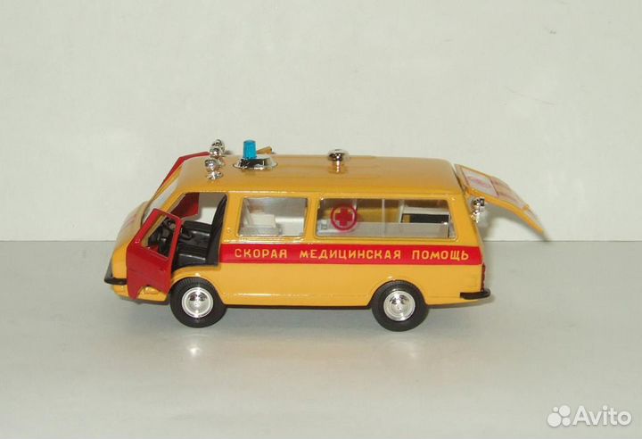 Раф 2203 Скорая помощь Желтая Агат Тантал 1:43