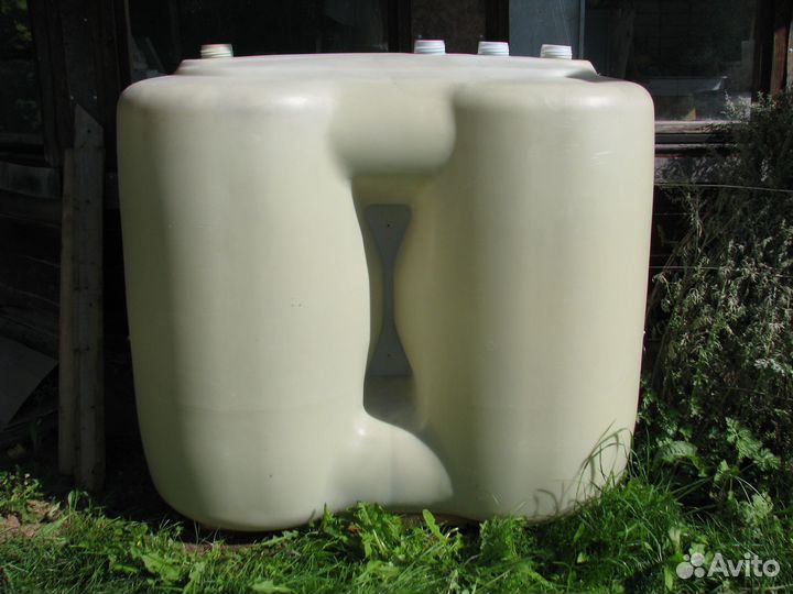 Бак для дизельного топлива с арматурой для подачи