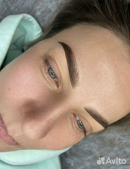 Модель на перманент бровей
