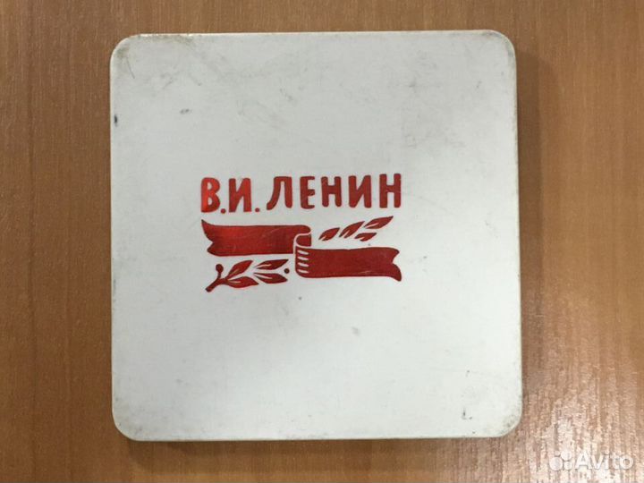 Настольная медаль Ленин в Разливе, в коробке, 1965