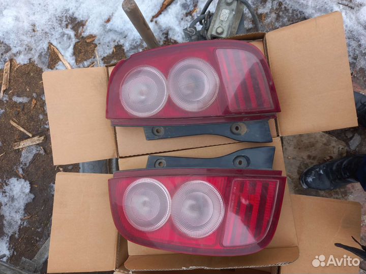 Фонарь задний левый и правый на Ниссан марч
