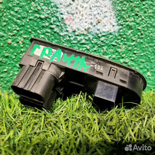 Блок кнопок стеклоподъемника на Лада Гранта 1