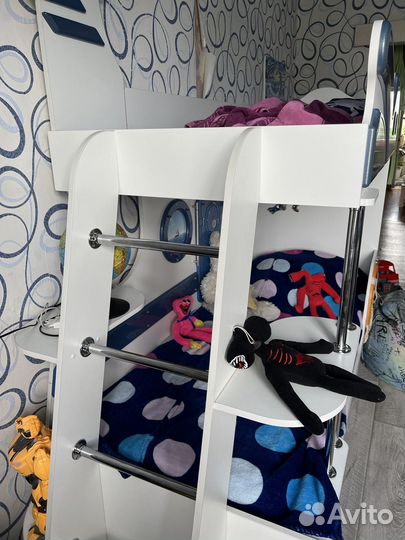 Детская кровать двухъярусная с лестницей