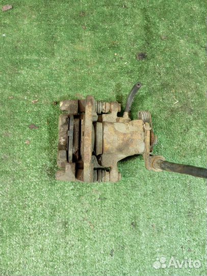 Суппорт тормозной задний правый Mitsubishi Carisma