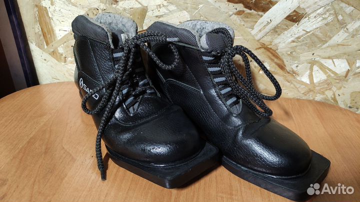 Лыжные ботинки и лыжи