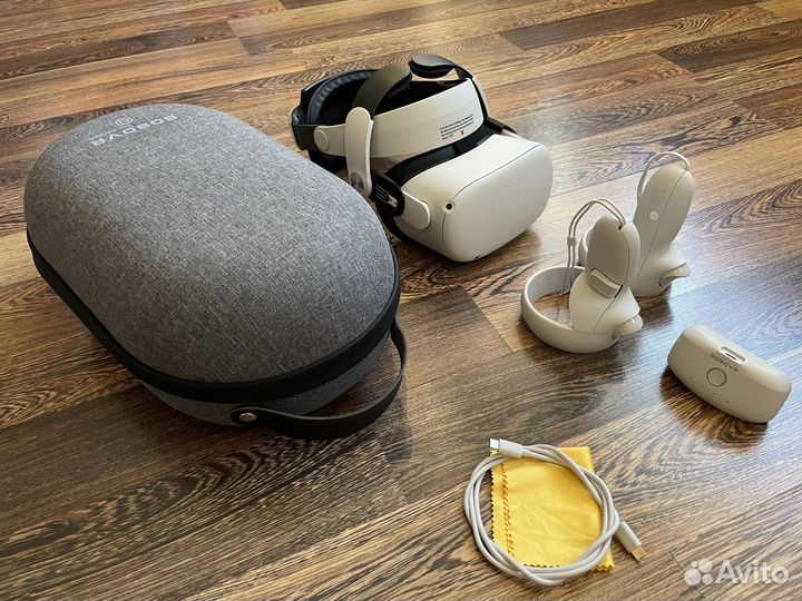 VR-гарнитура Oculus Quest 2 с аксессуарами