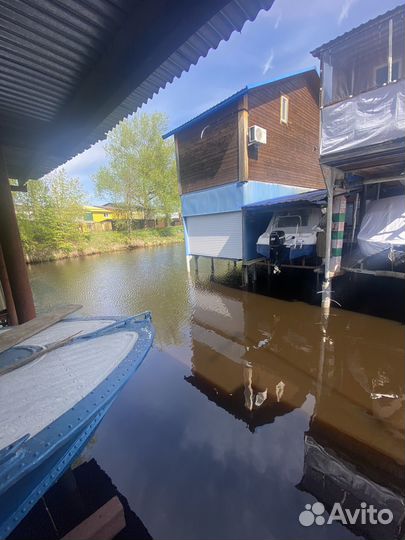 Каютный катер Grizzly 580 с домом над водой