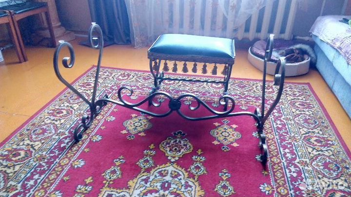 Столик и стул