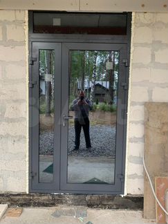 Алюминиевая входная дверь в загородный дом теплая