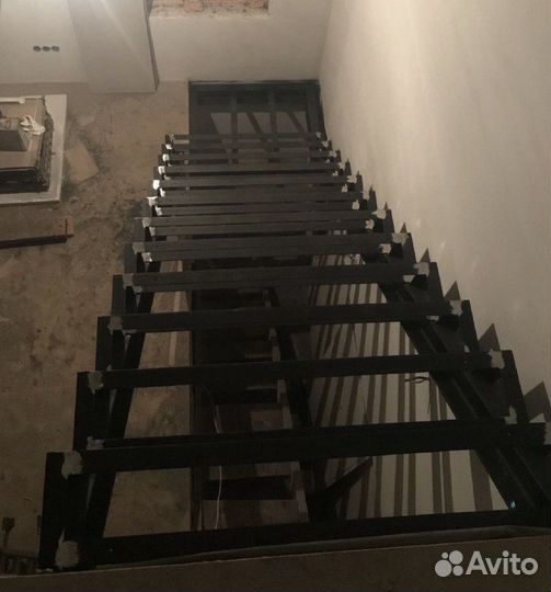 Лестница на металлическом каркасе