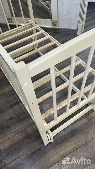 Детская кроватка с продольным маятником