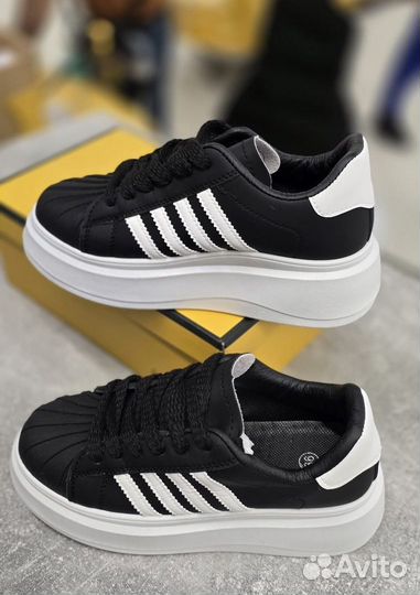 Кроссовки женские