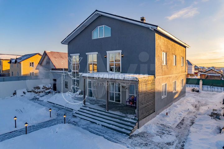 Коттедж 497 м² на участке 12 сот.