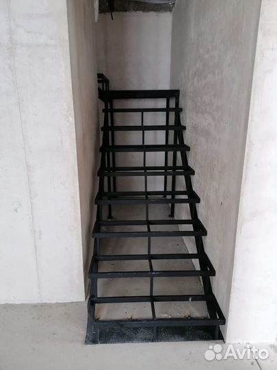 Лестница металлокаркас г-образная под зашивку+