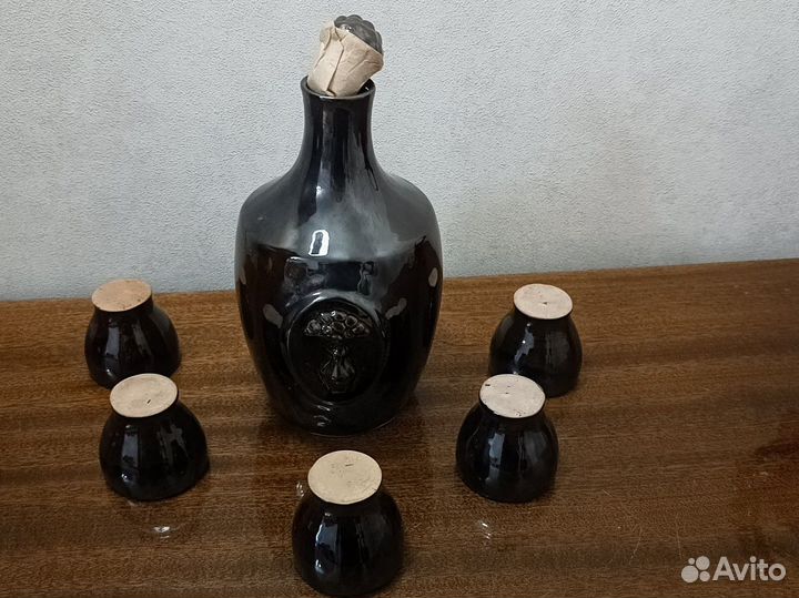 Глиняный кувшин для вина