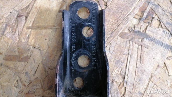 Кронштейн глушителя Volkswagen Passat B6 2006