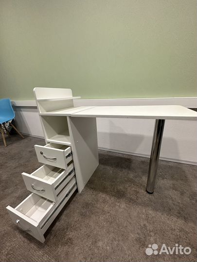 Маникюрный стол