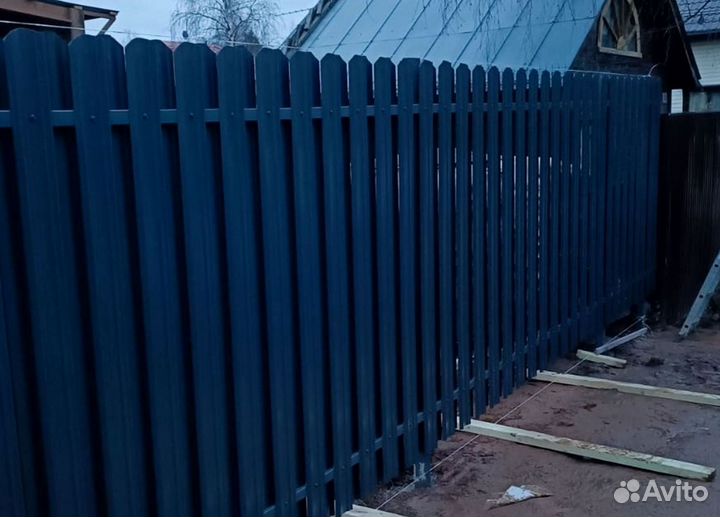 Забор из металлического штакетника установка