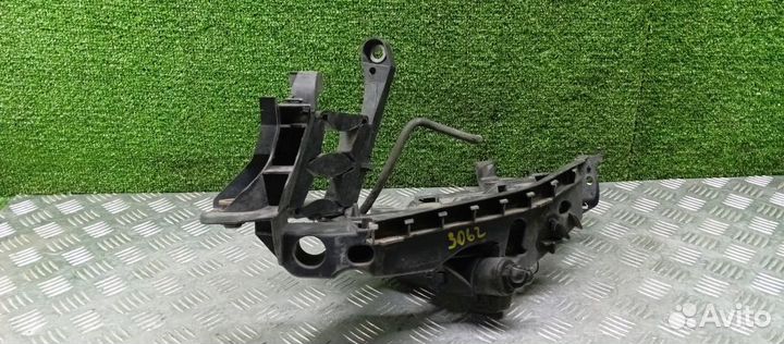 Крепление фары Audi A4 Левое