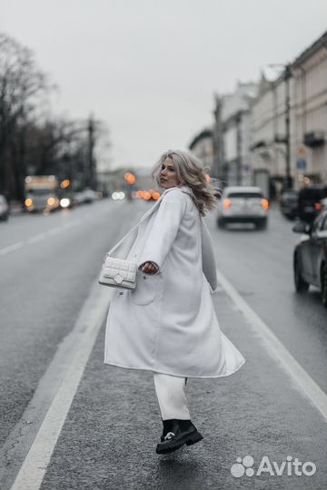 Белоснежное женское пальто плюш