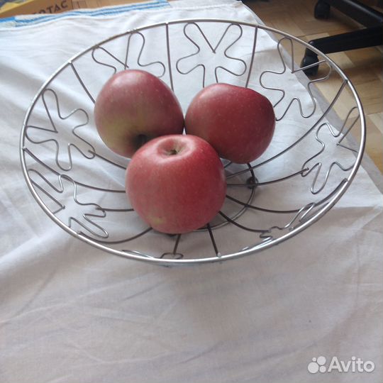 Фруктовница металлическая на ножках