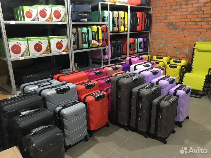 Чемодан на колёсах ударопрочный S (светло-серый)