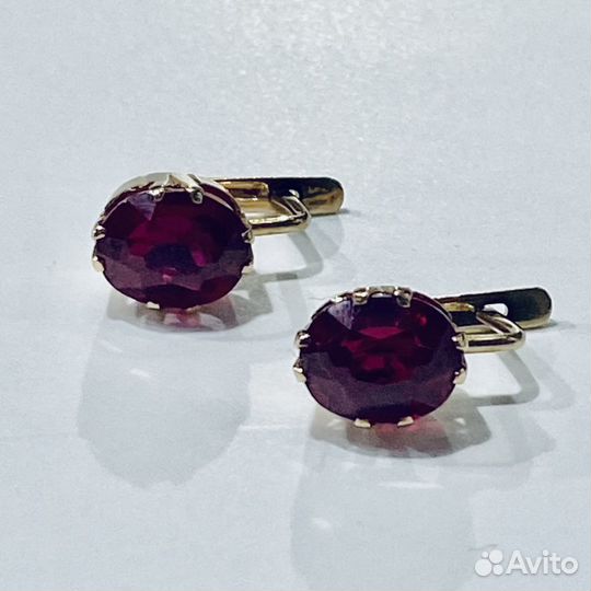 Золотые серьги с камнем