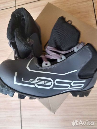 Лыжные ботинки и лыжи