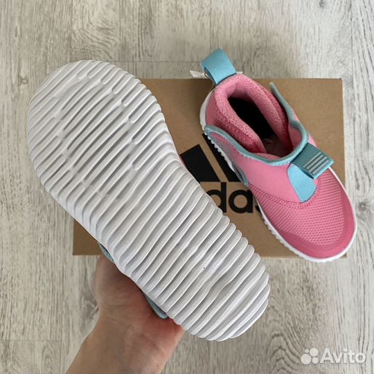 Adidas кроссовки новые