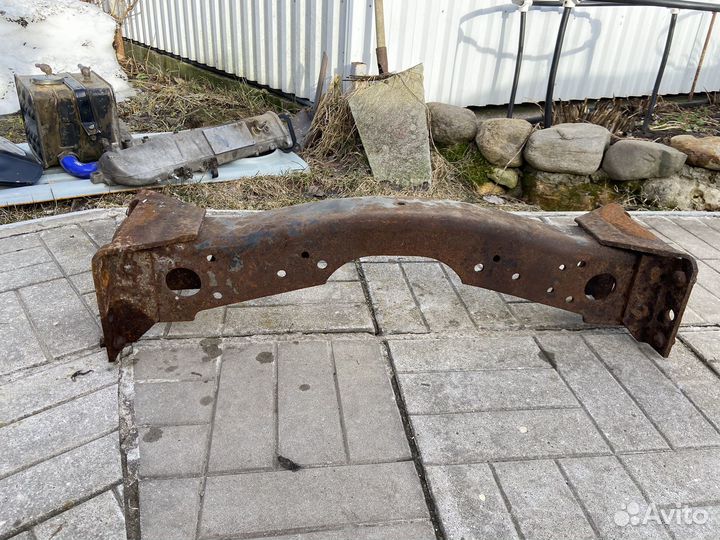 Траверса средняя поперечная