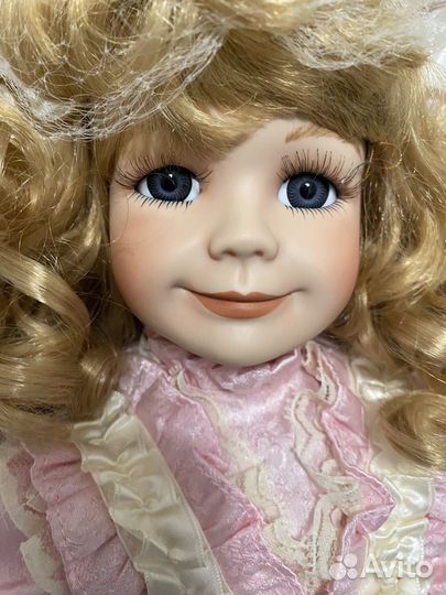 Коллекционная фарфоровая кукла