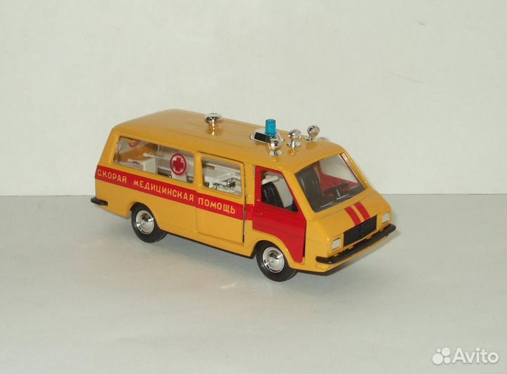 Раф 2203 Скорая помощь Желтая Агат Тантал 1:43