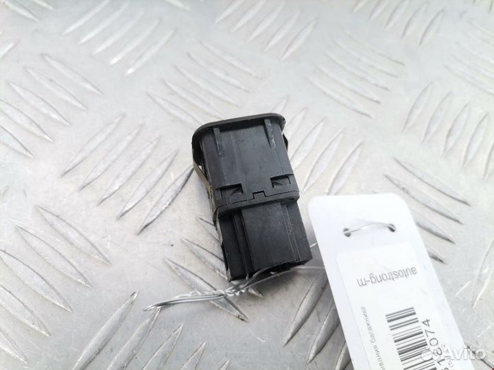 Кнопка открытия багажника Skoda Fabia 2 (5J) 2010