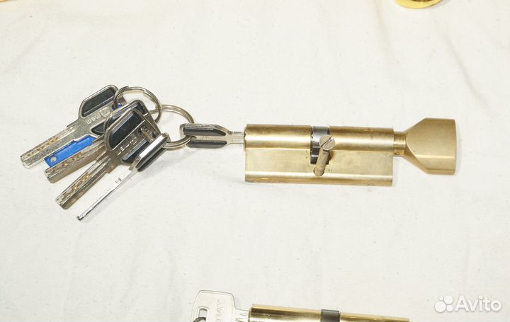 Замок врезной. Личинки. Ручка с защелкой