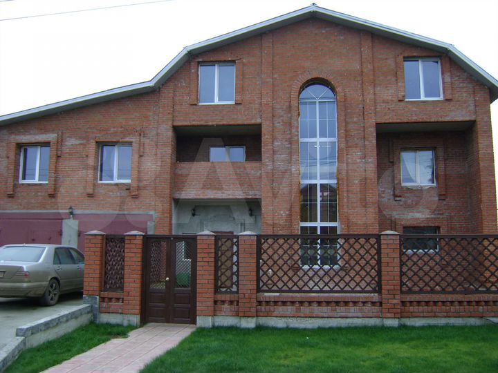 Коттедж 705 м² на участке 16 сот.