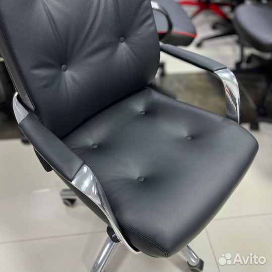 Офисное кресло