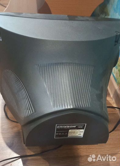 Телевизор с кронштейном