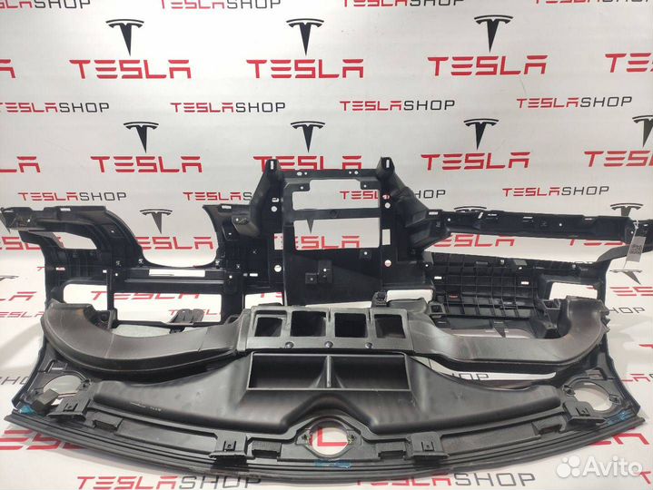 Пластиковый каркас центральной панели Tesla