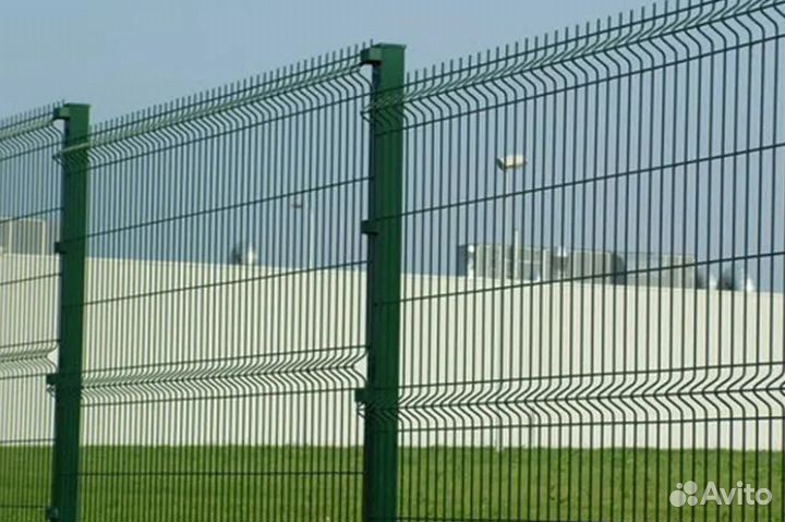 Забор из 3D сетки с металлическими столбами качест