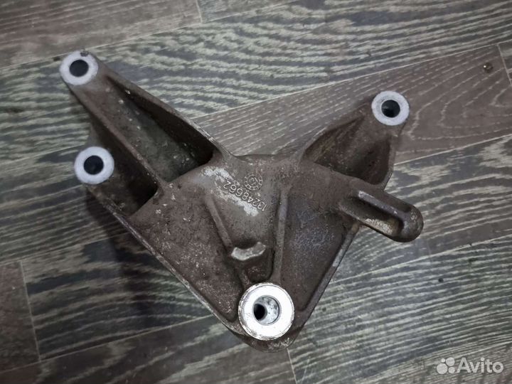 Кронштейн опоры МКПП задний Chevrolet Cruze
