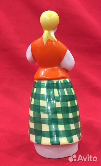 Статуэтка фарфоровая. Девушка с куманцом. СССР