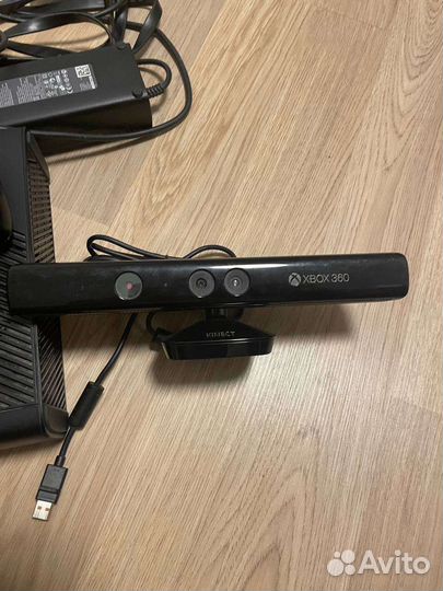 Xbox 360 E + 2 джойстика