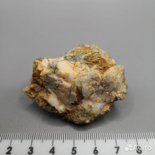 Магнезиофойтит на кварце