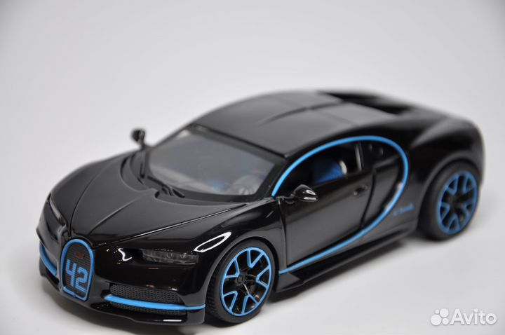 Модель автомобиля Bugatti Chiron 1:32 металл